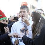 Un grupo de personas se come las uvas durante la celebración de las preuvas, en la Puerta del Sol | Fuente: Eduardo Parra / Europa Press