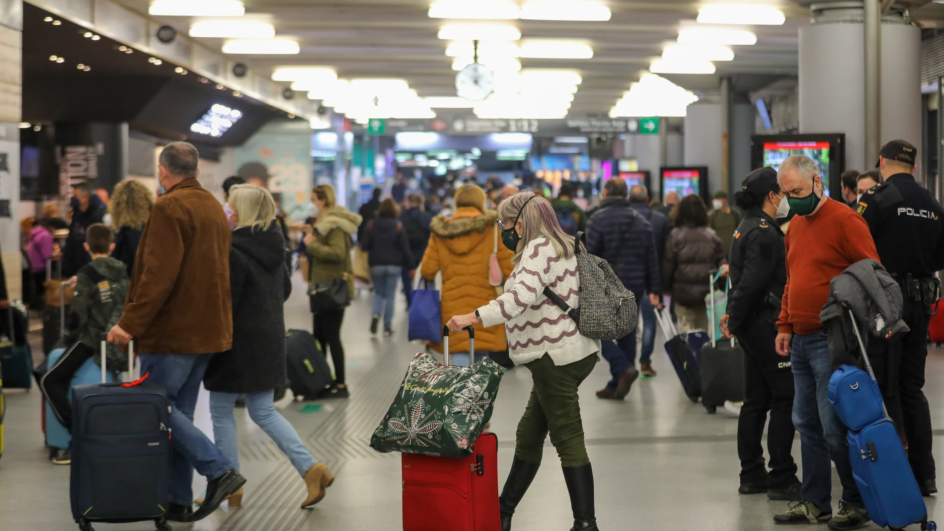 Varios viajeros en la Estación de Atocha, a 30 de diciembre de 2021, en Madrid, (España).