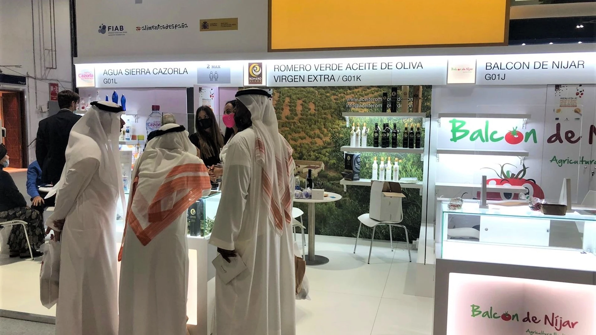 Expositores andaluces con visitantes en Dubái. EXTENDA
