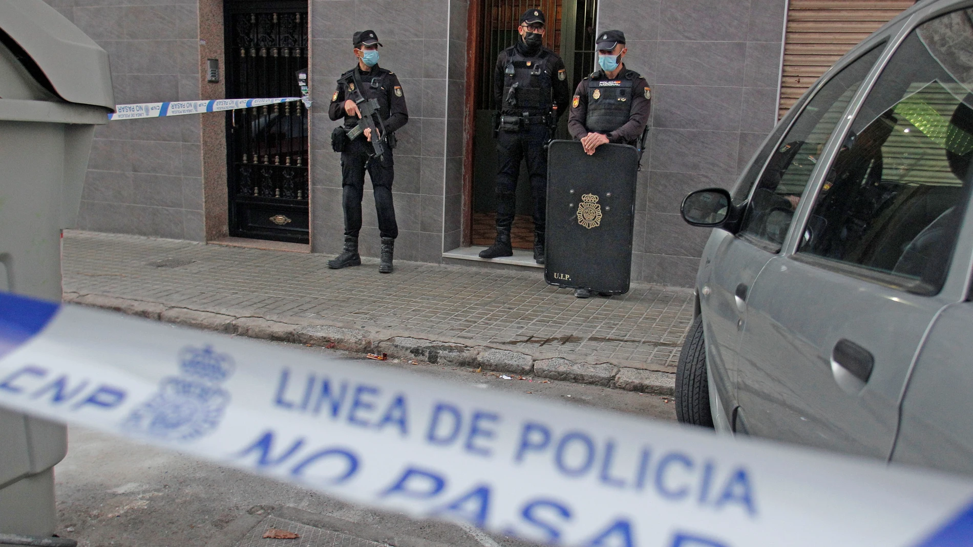 Los hechos se produjeron en el distrito centro. Imagen de archivo en la que varios agentes custodian una vivienda en la que ha habido un crimen