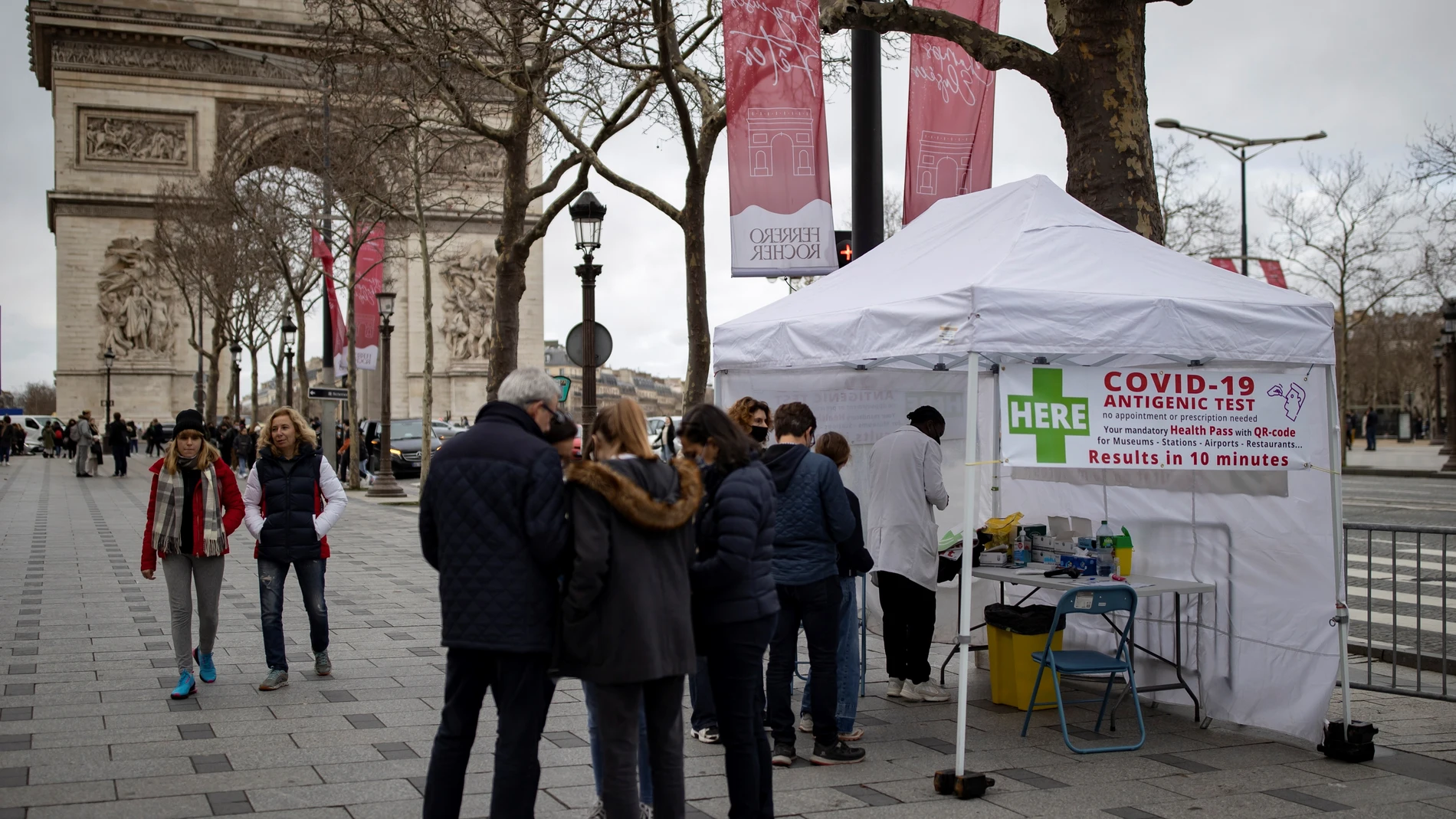 La gente se acerca a un puesto de test de antígenos en los Campos Elíseos de París