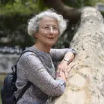 La autora de &quot;Odiseicas&quot;, Carmen Estrada, en el parque de María Luisa de Sevilla