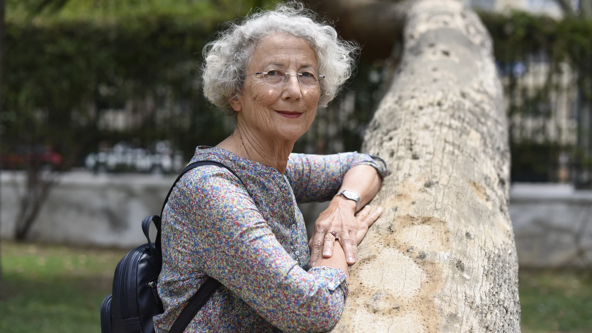La autora de "Odiseicas", Carmen Estrada, en el parque de María Luisa de Sevilla