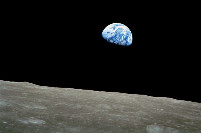 Fotografía de la Tierra saliendo por detrás de la Luna tomada en la misión Apolo 8