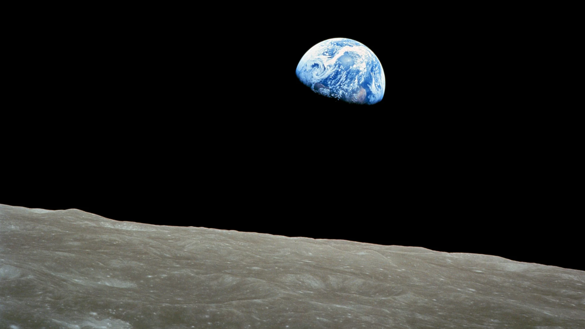 Fotografía de la Tierra saliendo por detrás de la Luna tomada en la misión Apolo 8