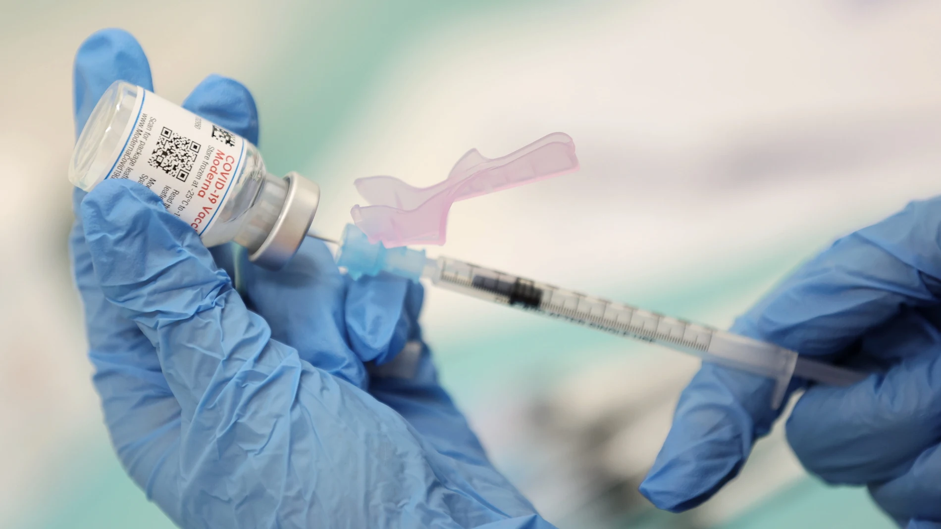Una enfermera prepara una vacuna contra el Covid-19, en el Hospital Infanta Sofía