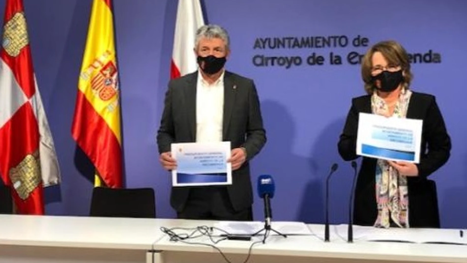 El alcalde de Arroyo de la Encomienda, Sarbelio Fernández, presenta los Presupuestos para 2022 junto a la concejal de Hacienda, Ángeles Retamero