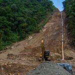 AME6876. REVENTADOR (ECUADOR), 31/12/2021.- Fotografía cedida hoy por el Ministerio de Energía de Ecuador, que muestra los trabajos para instalar la tubería del Sistema de Oleoducto Transecuatoriano (SOTE), sometido a una reconducción, en el sector del Reventador en la Amazonía, donde se registró un proceso de "erosión regresiva" por deterioro en cauces de afluentes del río Coca (Ecuador). La petrolera estatal ecuatoriana Petroecuador anunció este viernes la reanudación del transporte de crudo por el Sistema de Oleoducto Transecuatoriano (SOTE), sometido a una reconducción de la tubería en un sector de la Amazonía donde se registró un proceso de "erosión regresiva" en un río. EFE/Ministerio de Energía de Ecuador /SOLO USO EDITORIAL /SOLO DISPONIBLE PARA ILUSTRAR LA NOTICIA QUE ACOMPAÑA (CRÉDITO OBLIGATORIO)