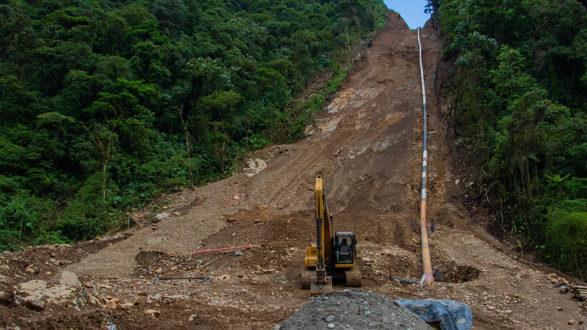 AME6876. REVENTADOR (ECUADOR), 31/12/2021.- Fotografía cedida hoy por el Ministerio de Energía de Ecuador, que muestra los trabajos para instalar la tubería del Sistema de Oleoducto Transecuatoriano (SOTE), sometido a una reconducción, en el sector del Reventador en la Amazonía, donde se registró un proceso de "erosión regresiva" por deterioro en cauces de afluentes del río Coca (Ecuador). La petrolera estatal ecuatoriana Petroecuador anunció este viernes la reanudación del transporte de crudo por el Sistema de Oleoducto Transecuatoriano (SOTE), sometido a una reconducción de la tubería en un sector de la Amazonía donde se registró un proceso de "erosión regresiva" en un río. EFE/Ministerio de Energía de Ecuador /SOLO USO EDITORIAL /SOLO DISPONIBLE PARA ILUSTRAR LA NOTICIA QUE ACOMPAÑA (CRÉDITO OBLIGATORIO)