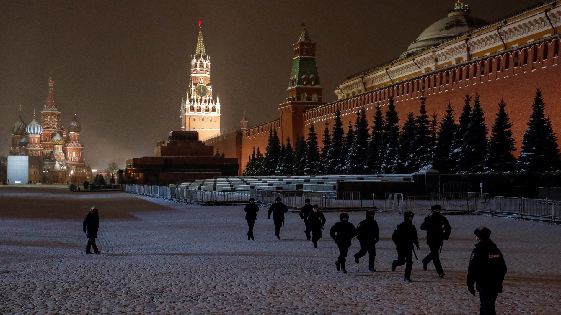 La policía rusa cierra la plaza Roja de Moscú en fin de año para evitar aglomeraciones