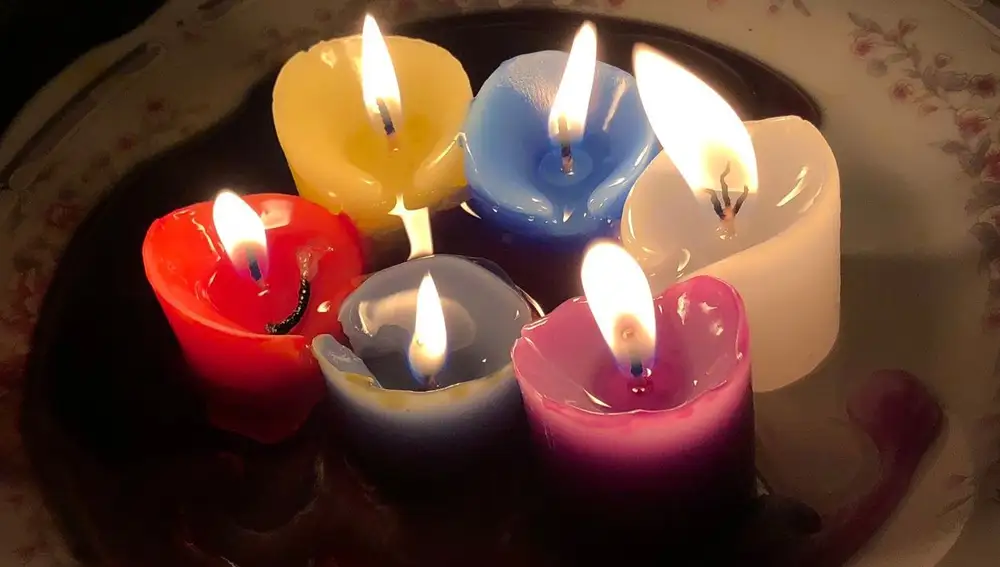 Prender velas de diferentes colores es una costumbre muy extendida en algunos países hispanoamericanos | Fotografía: Imagen de archivo