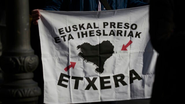 Un hombre con una pancarta en una movilización en apoyo a los presos de ETA, a 31 de diciembre de 2021, en Pamplona, Navarra
