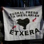 Un hombre con una pancarta en una movilización en apoyo a los presos de ETA, a 31 de diciembre de 2021, en Pamplona, Navarra
