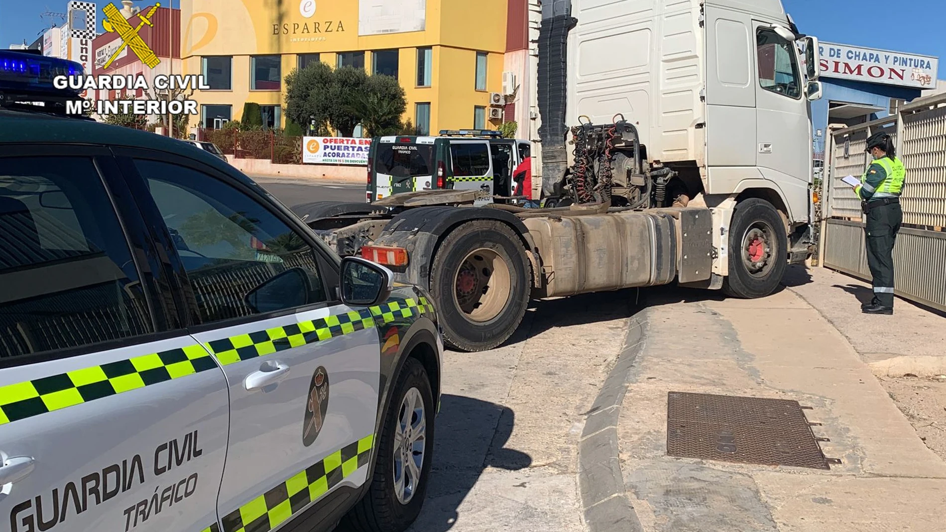 Imagen del camión interceptado por la Guardia Civil