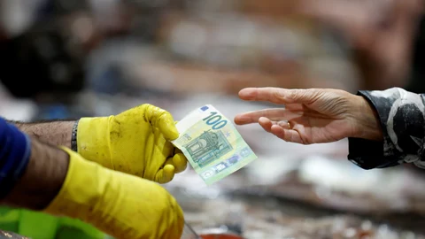 Una persona pagaba pescado con un billete de 100 euros