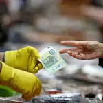 Una persona pagaba pescado con un billete de 100 euros