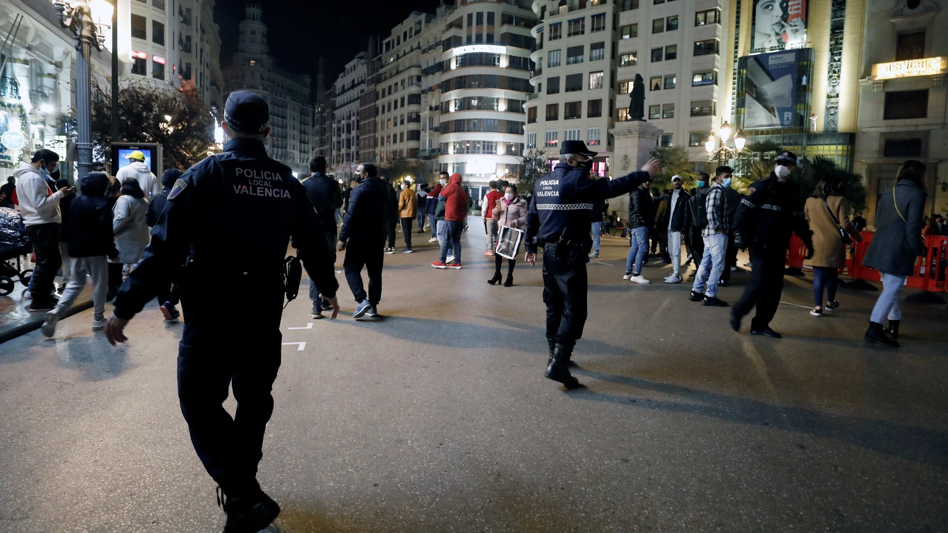La Policía Local de Valencia desaloja a cientos de personas de la Plaza del Ayuntamiento de Valencia minutos antes de las campanadas de Fin de Año.