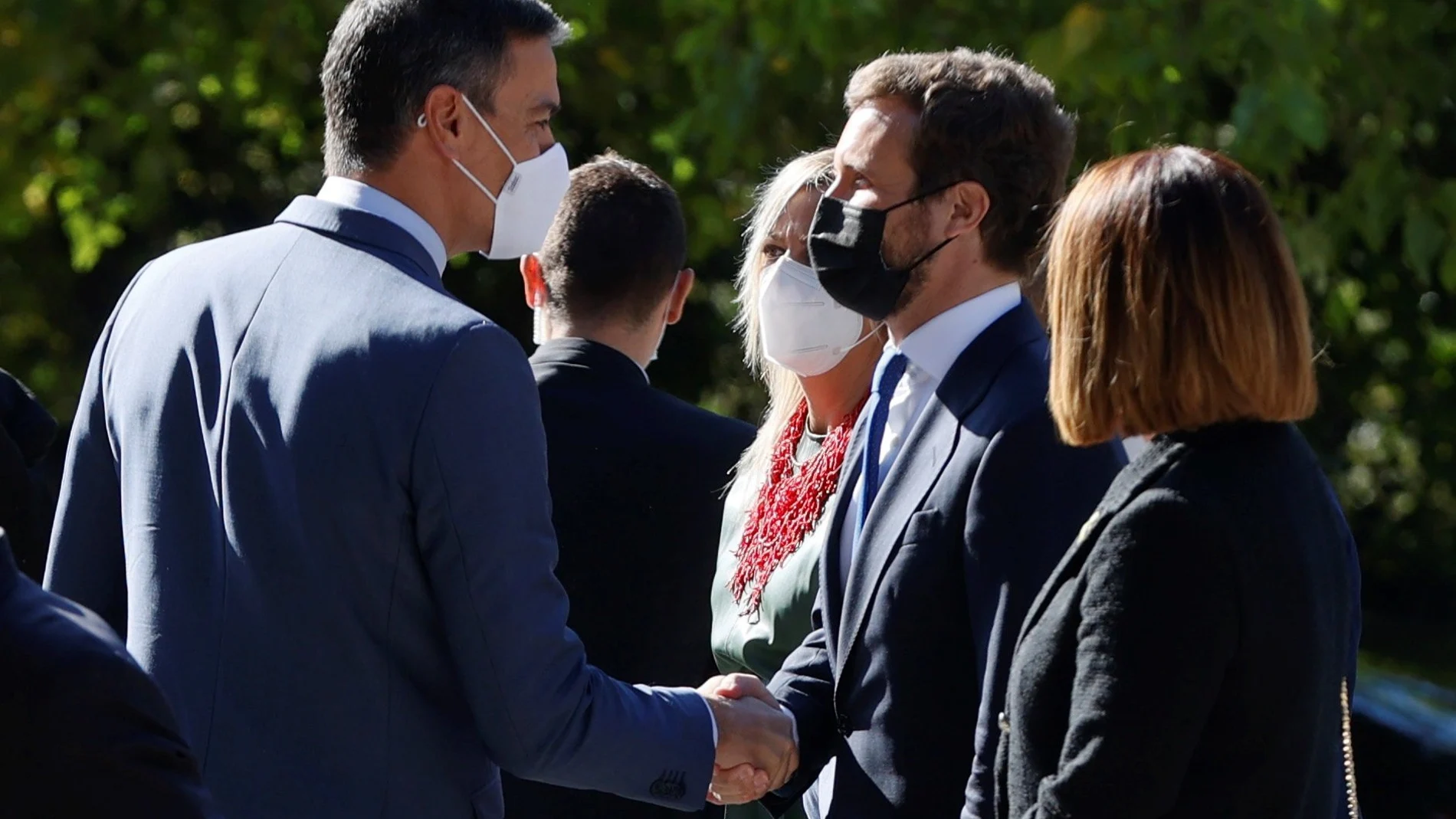 El presidente del Gobierno, Pedro Sánchez (i), saluda al líder del PP, Pablo Casado (d)