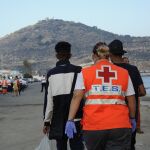 Cruz Roja atiende a inmigrantes llegados en patera