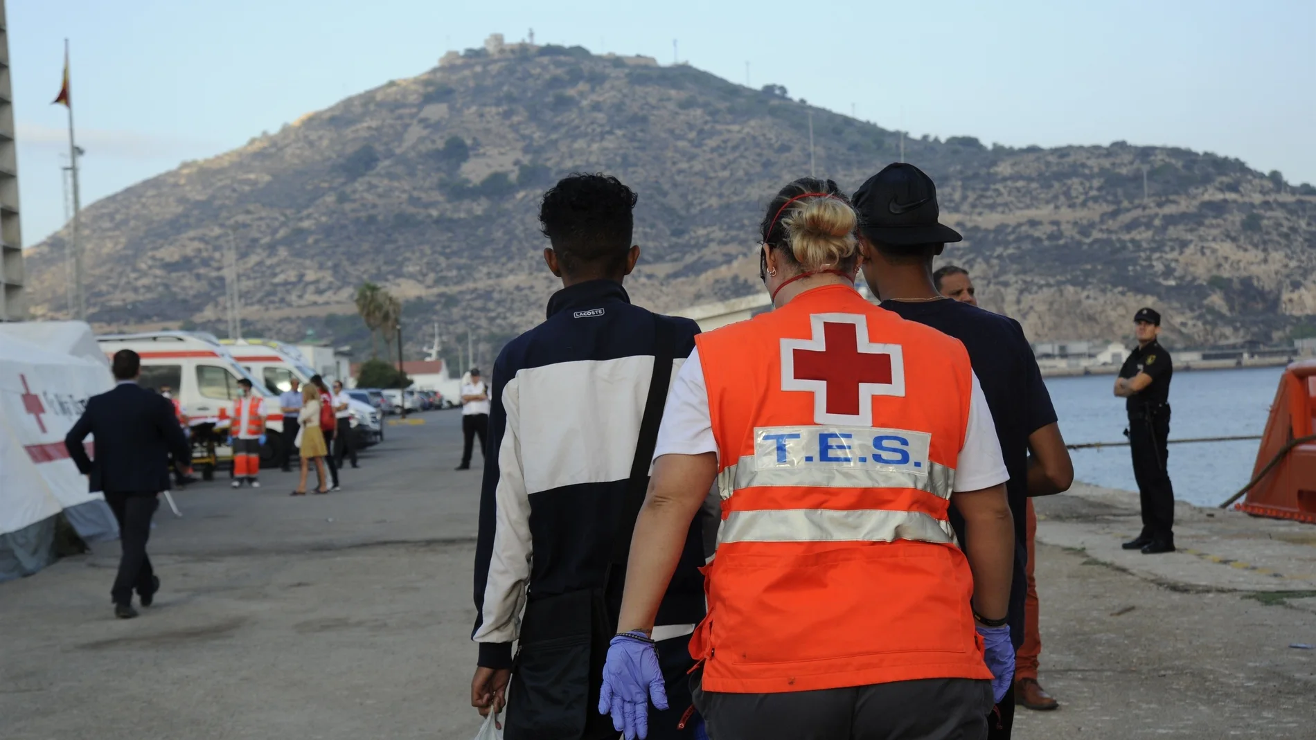 Cruz Roja atiende a inmigrantes llegados en patera