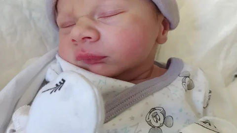 Hugo es el primer bebé nacido en la Comunitat en 2022