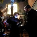 Agentes de policía comprueban el certificado de vacunación con el código QR durante esta Nochevieja en Roma