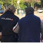 Una agente atiende a un ciudadano. POLICÍA NACIONAL