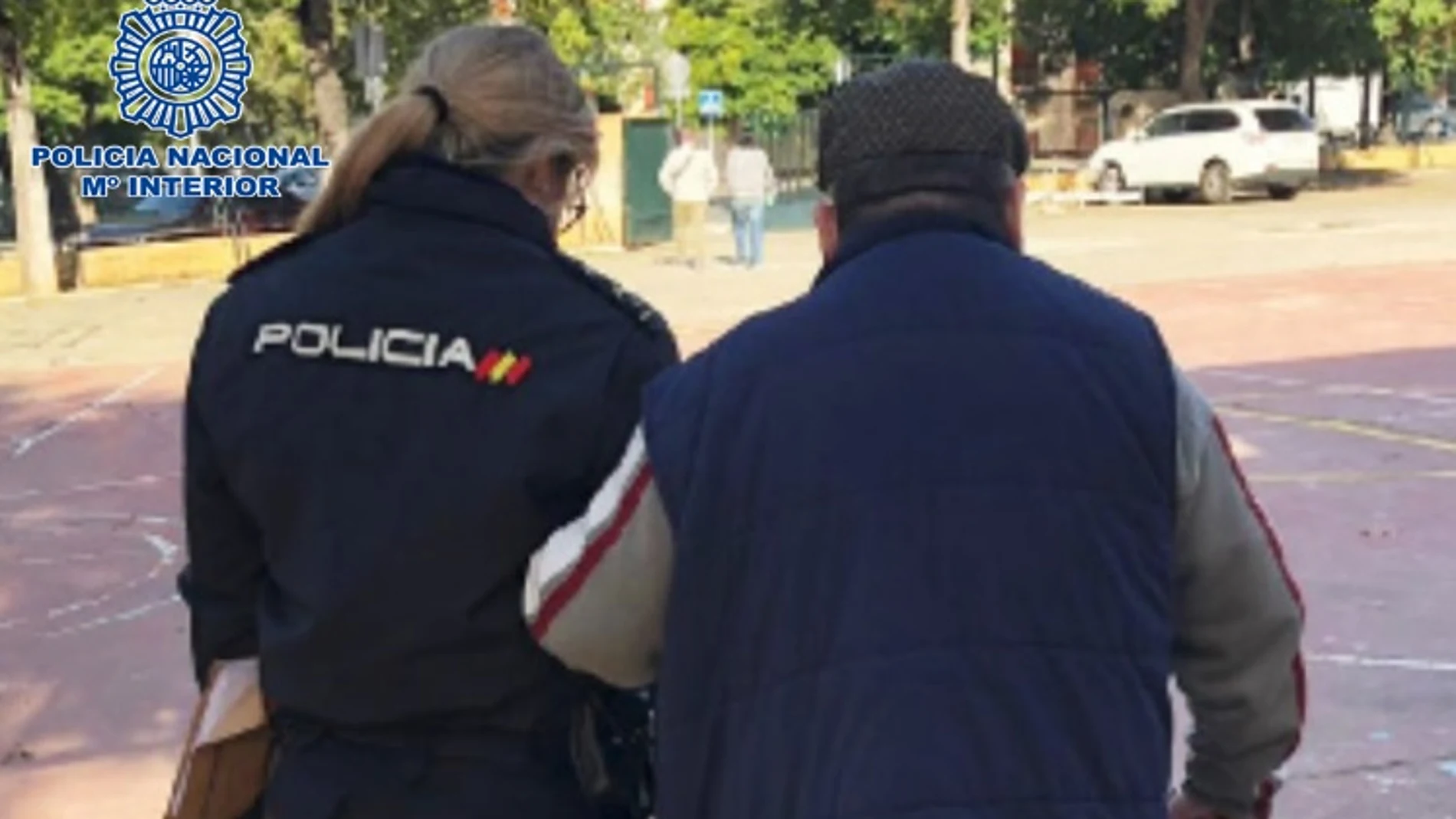 Una agente atiende a un ciudadano. POLICÍA NACIONAL