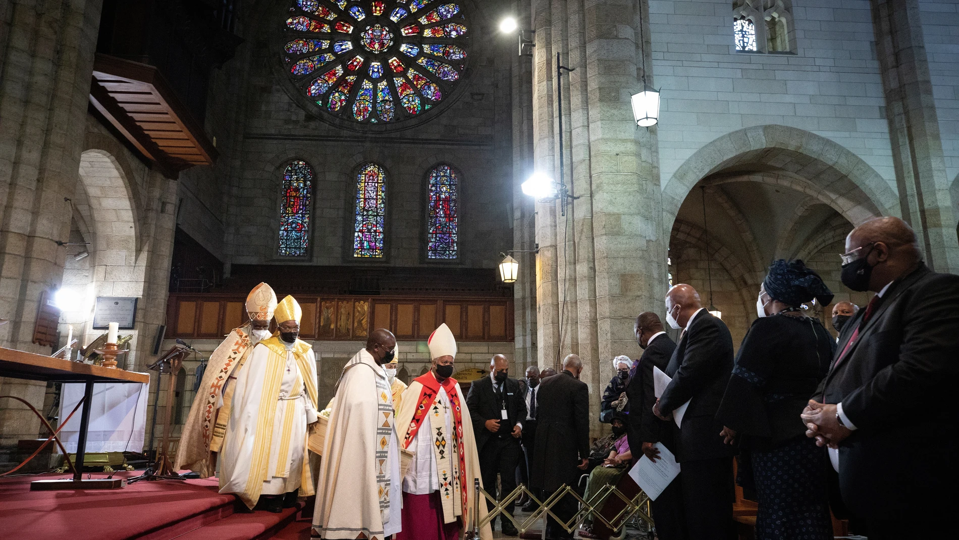 Miembros de la iglesia en la despedida de Desmond Tutu