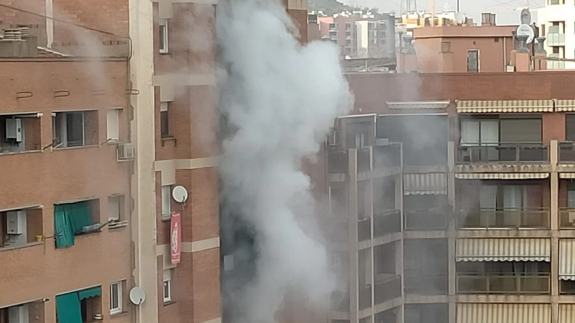 Incendio de un piso en la avenida Meridana de Barcelona @BCN_BOMBERS