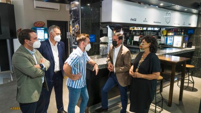 El presidente de Diputación, Javier A. García, en una visita a comercios que han recibido ayuda europea a través del proyecto de autoempleo cofinanciado por la Diputación de Almería y la Unión Europea