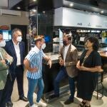El presidente de Diputación, Javier A. García, en una visita a comercios que han recibido ayuda europea a través del proyecto de autoempleo cofinanciado por la Diputación de Almería y la Unión Europea