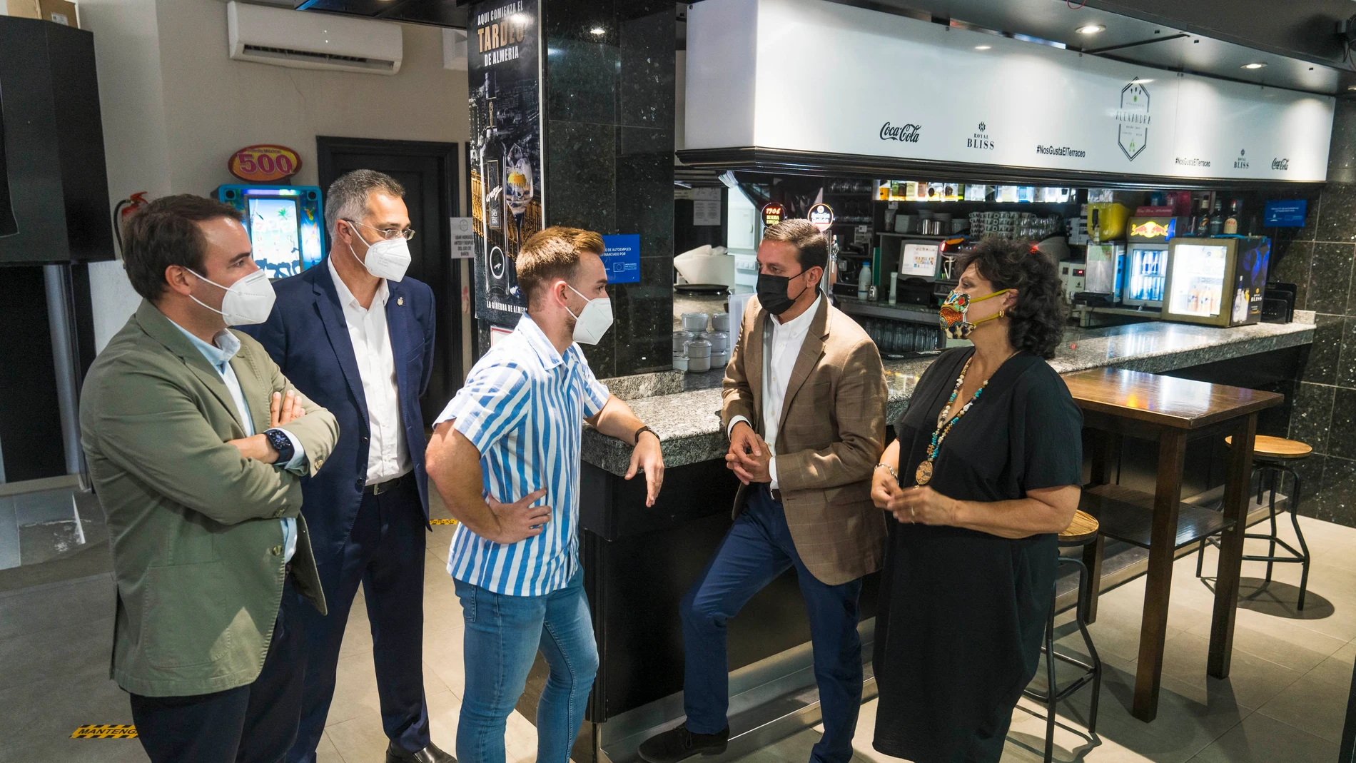 El presidente de Diputación, Javier A. García, en una visita a comercios que han recibido ayuda europea a través del proyecto de autoempleo cofinanciado por la Diputación de Almería y la Unión Europea