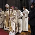 El presidente de la junta, Alfonso Fernández Mañueco, asiste a la última misa de Monseñor Carlos López como obispo de Salamanca