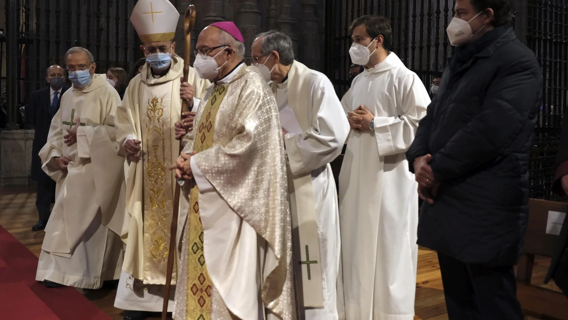El presidente de la junta, Alfonso Fernández Mañueco, asiste a la última misa de Monseñor Carlos López como obispo de Salamanca