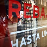 Un cartel de rebajas en el escaparate de una calle comercial del centro de Madrid