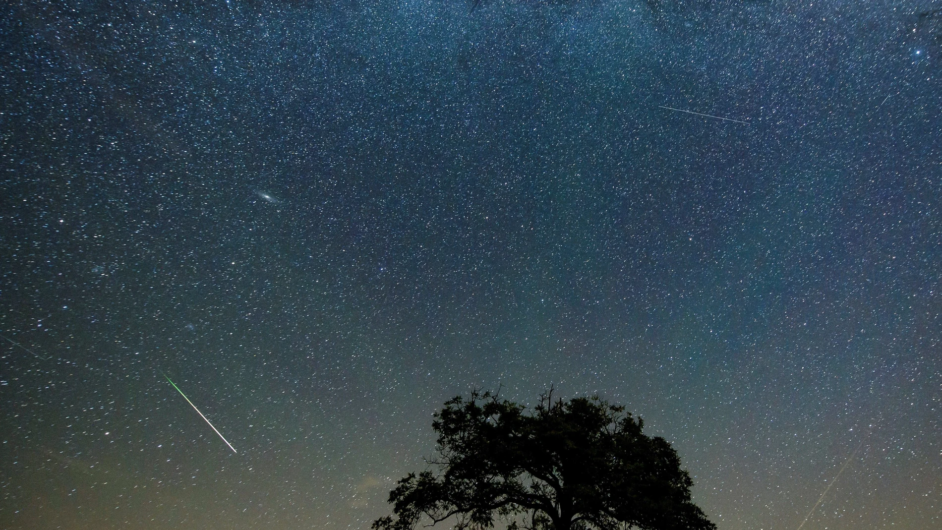 Varios meteoritos cruzan el cielo durante la lluvia de perseidas