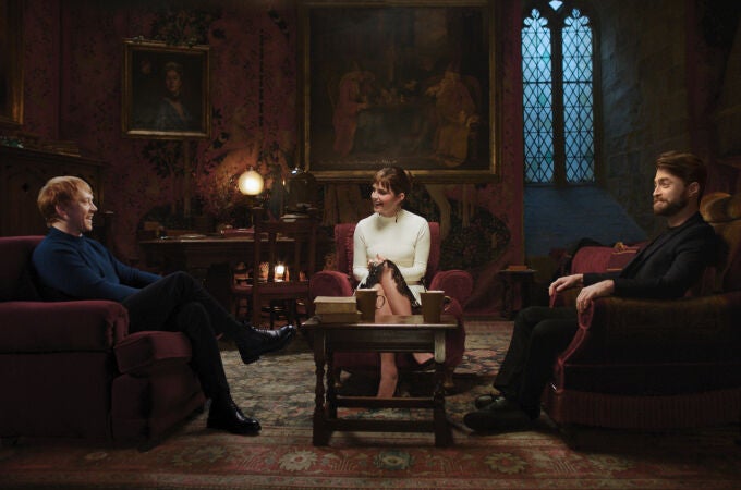Rupert Grint (izq.), Emma Watson y Daniel Radcliffe se reunieron para un especial de celebración por el 20 aniversario del primer filme de la saga de Harry Potter