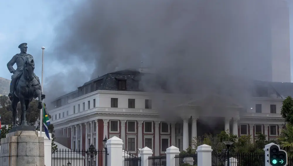 El humo generado por el incendio en el edificio histórico del parlamento surafricano