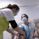 Una enfermera vacuna a una trabajadora de un centro de mayores en Clapiers, en el sur de Francia.