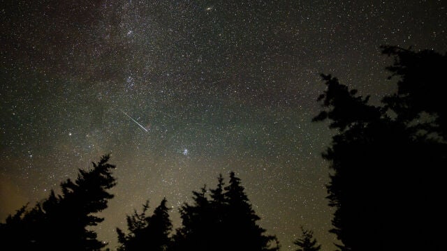 Lluvia de estrellas, concretamente Perseidas de 2021, fotografiadas por Bill Ingalls para la NASA el 11 de agosto desde Spruce Knob, en Virginia Occidental.