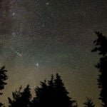 Lluvia de estrellas, concretamente Perseidas de 2021, fotografiadas por Bill Ingalls para la NASA el 11 de agosto desde Spruce Knob, en Virginia Occidental.