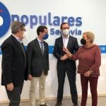 La presidenta del PP de Segovia, Paloma Sanz, conversa con Javier Maroto, Pablo Pérez y Jesús Postigo