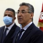 El ministro del Interior Taoufik Charfeddine da una rueda de prensa sobre el paradero de Noureddine Bhiri