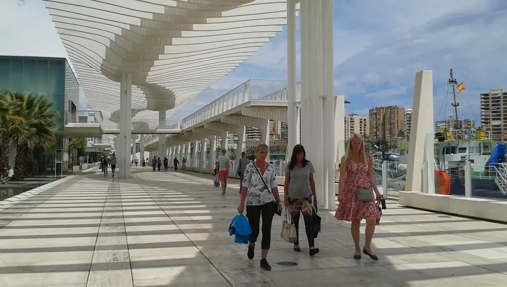 Turistas en Málaga.  EUROPA PRESS