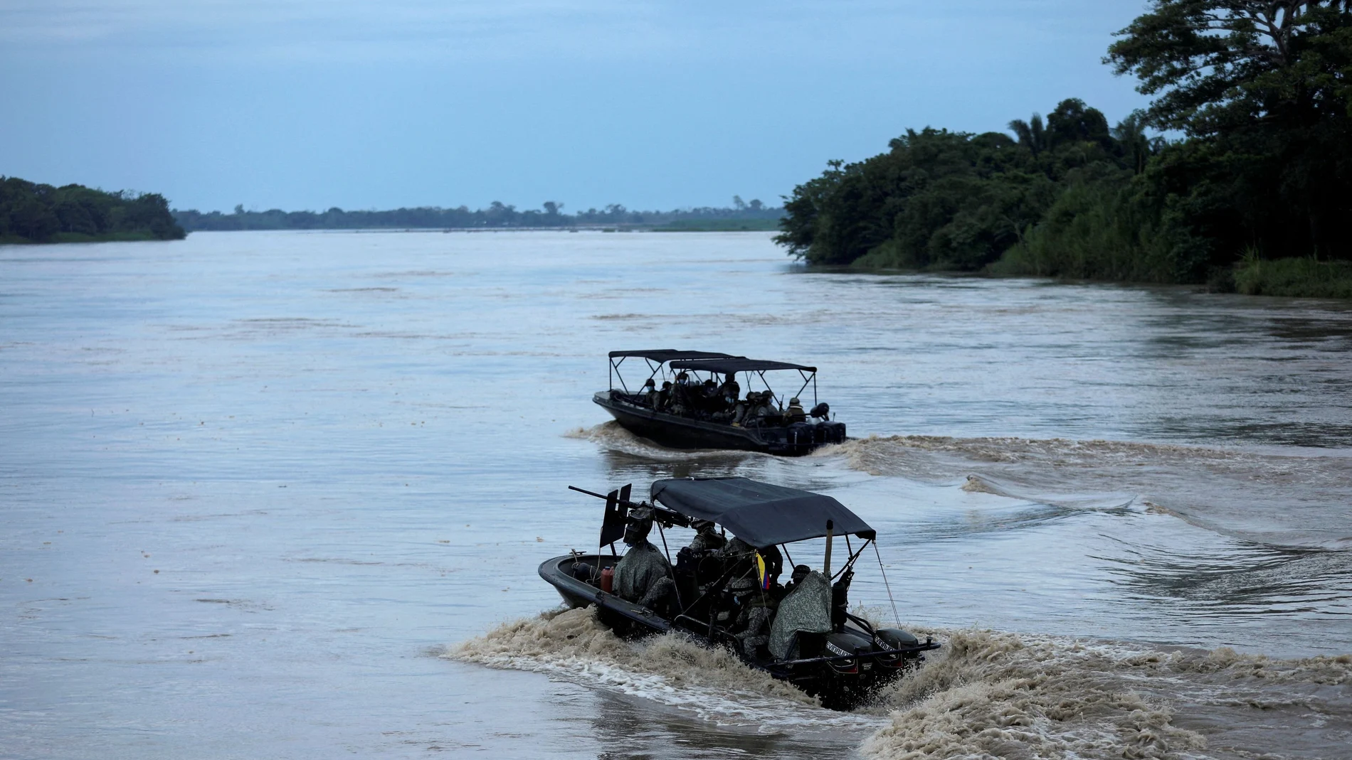 FILE PHOTO: Colombian soldiers patrol by boat on the Arauca River, at the border between Colombia and Venezuela, as seen from Arauquita, Colombia March 28, 2021. REUTERS/Luisa Gonzalez/File Photo