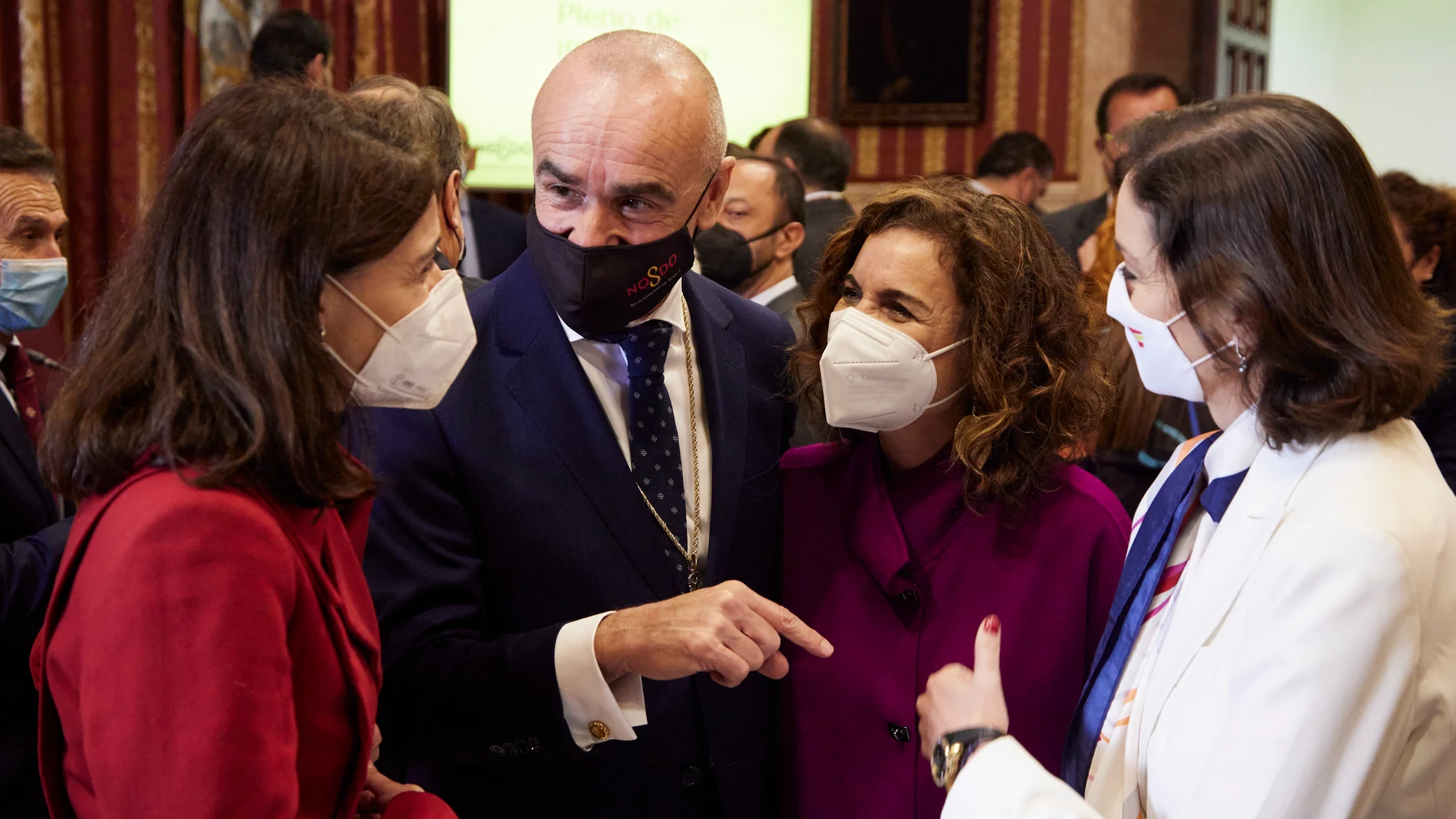 El nuevo alcalde de Sevilla, Antonio Muñoz, (2i) dialoga con la ministra de Hacienda, María Jesús Montero, (2d) la ministra de Industria, Comercio y Turismo, Reyes Maroto, (d) y la ministra de Justicia, Pilar Llops, (i) durante la toma de posesión. Joaquín Corchero / Europa Press