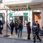 Colas ante una farmacia de Mahón (Menorca, islas Baleares) este martes para comprar test de antígenos. La Consejería de Salud ha diagnosticado 3.607 casos nuevos de covid-19 en la última jornada, cifra récord desde que comenzó la pandemia