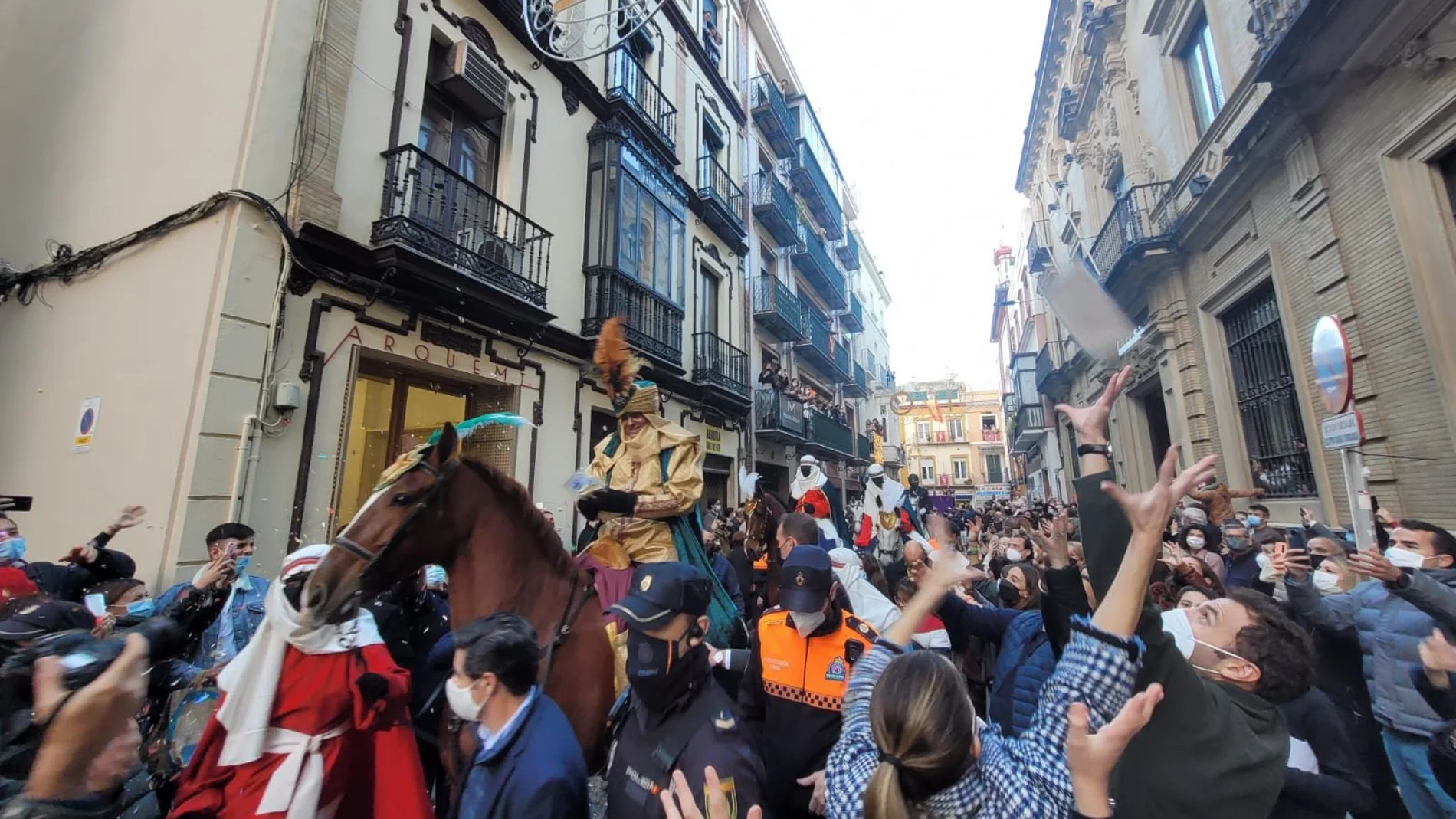 El Heraldo Real recorrió las calles de Sevilla