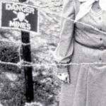 Margaret Thatcher examina un campo de minas en su visita a las Malvinas en 1983